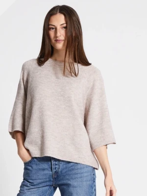 Beige oversized stickad tröja - Säljer en beige oversized stickad tröja med trekvartsärmar och rund hals. Tröjan har en avslappnad passform och är tillverkad i ett mjukt, lätt material som passar perfekt till jeans eller kjol.