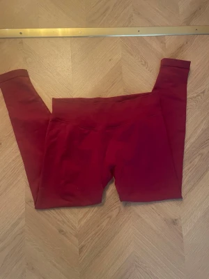 Mörkröda leggings från Relode - Snygga mörkröda leggings med hög midja och sömlös design. Stretchigt material som sitter skönt och formar sig efter kroppen. Perfekta till både träning och chill. .