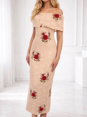 Nytt! Beige offshoulder klänning med broderi från river Island  - Elegant beige långklänning med offshoulder-design och broderade röda rosor. Klänningen har figurnära passform och vackra spetsdetaljer i tyget. Perfekt för dig som vill sticka ut med romantiska detaljer och en feminin siluett.