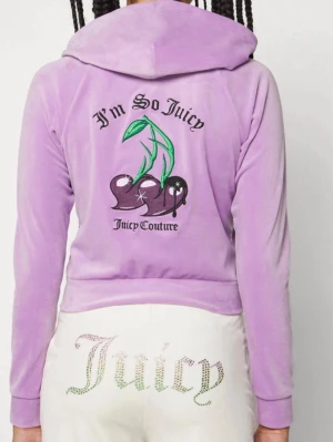 Juicy couture limited edition velour  - Limited edition juicy couture hoodie. Lila hoodie i mjuk velour från Juicy Couture med dragkedja framtill, huva och fickor. På ryggen finns ett broderat körsbärsmotiv och texten 'I'm So Juicy'. Mindre brodyr på bröstet. Perfekt för en trendig och avslappnad look. 