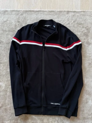 Karl Lagerfeld Zip - Säljer nu denna exklusiva zip från Karl lagerfeld som inte längre säljs. Den är i toppskick och kostar 3000kr ny men mittpris 549kr. Storlek M och modellen på bilden är 186cm. Priset är ej hugget i sten och bara att höra av er vid frågor. Mvh Liam
