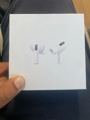 Apple AirPods Pro trådlösa hörlurar - Säljer ett par Apple AirPods Pro, trådlösa in-ear hörlurar i vit färg. De har en stilren och kompakt design med silikonproppar för bra passform. Perfekta för musik, samtal och brusreducering. Levereras i originalförpackning.