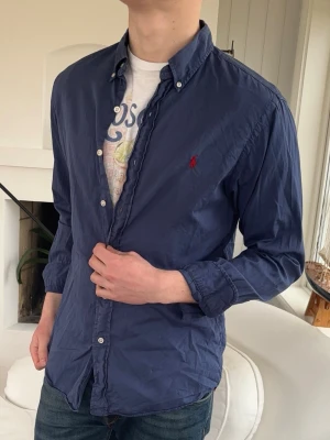 Ralph Lauren skjorta slim fit featherweight twill - Medium, modell: 182cm, 72kg 