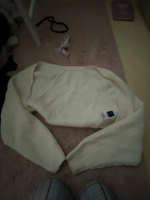 vit stickad  - aldrig andvönd mycket bra skick