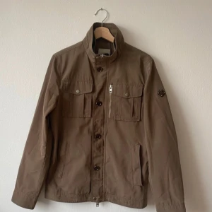 Vårjacka från j.lindeberg - Snygg vårjacka från j.lindeberg, passar perfekt till vårvädret. Storlek S sitter som S. Bra kvalitet bara en liten liten skada på ena armen. Märks ej. 