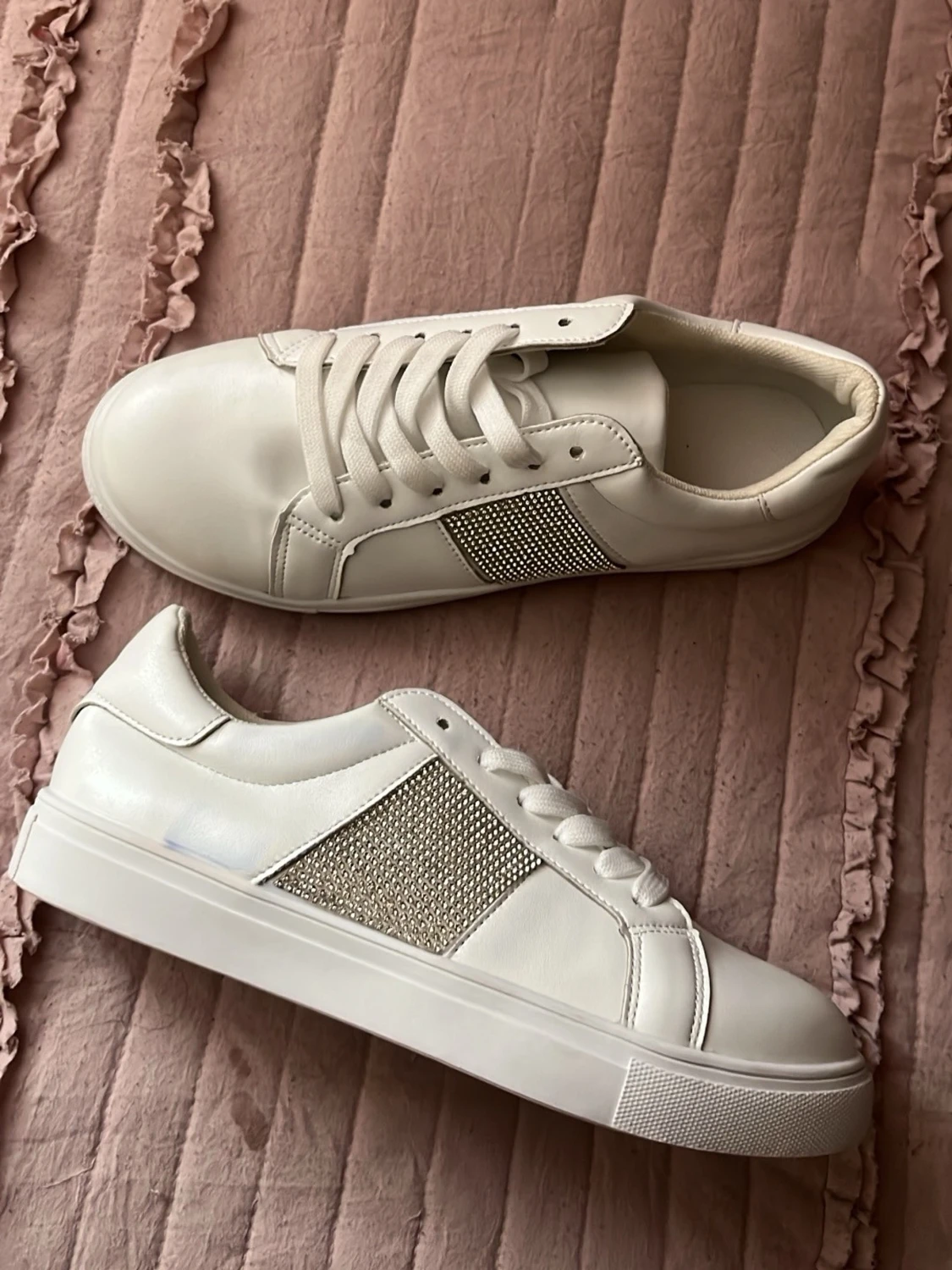 Vita sneakers med strassdetaljer OBS har en blå fläck se bilder !!! - 2