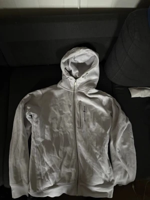 Vit Sail racing hoodie  - En vit sail racing i bra skick behövs ba stryckas 