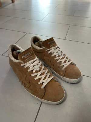 Premiata - brun/Brage - size 43 - Säljer nu dessa svin coola premiata skorna för ett bra pris. Inget og medföljer. De har en skön lätt fordring som håller fötterna varma. De är i bra skick, pris kan diskuteras vid snabb affär och vid fler frågor är det bara att skriva!