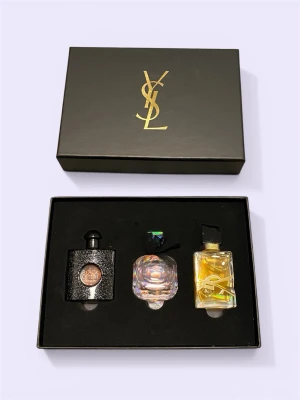 Parfymset - ✨ Exklusivt parfymset från Yves Saint Laurent ✨  Lyxigt set med 3 eleganta flaskor med 7,5 ml i varje. Perfekt för att variera doft efter tillfälle eller som present. Stilren förpackning och flera unika dofter – från fräscht till sensuellt.  🎁 Skick: Nytt skick!  Ett komplett set för dig som uppskattar kvalitet och elegans!