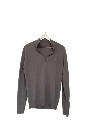 Brun stickad tröja från J.Lindeberg - Snygg brun stickad tröja från J.Lindeberg med halv dragkedja och hög krage. Tröjan har långa ärmar och ribbade muddar vid ärmslut och nederkant. Perfekt för lager på lager och stilrena outfits. Ny j lindeberg tröja fick i julklapp! Mycket bra skick. Köp denna för 499kr eller denna och den svarta j lindeberg crewnecken för 849kr