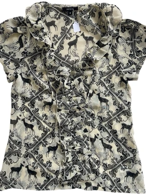 Blus från Therapy - Ivory-färgad mesh blus med svart mönster och volanger 🤍Jag brukar ha strl XS i toppar för referens 