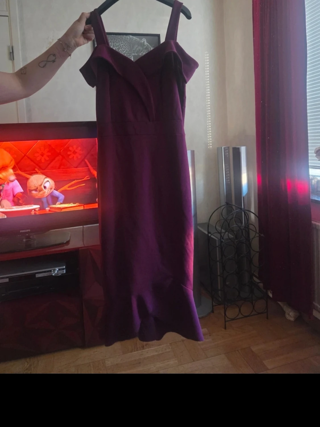 Lila axelbandsklänning med volang