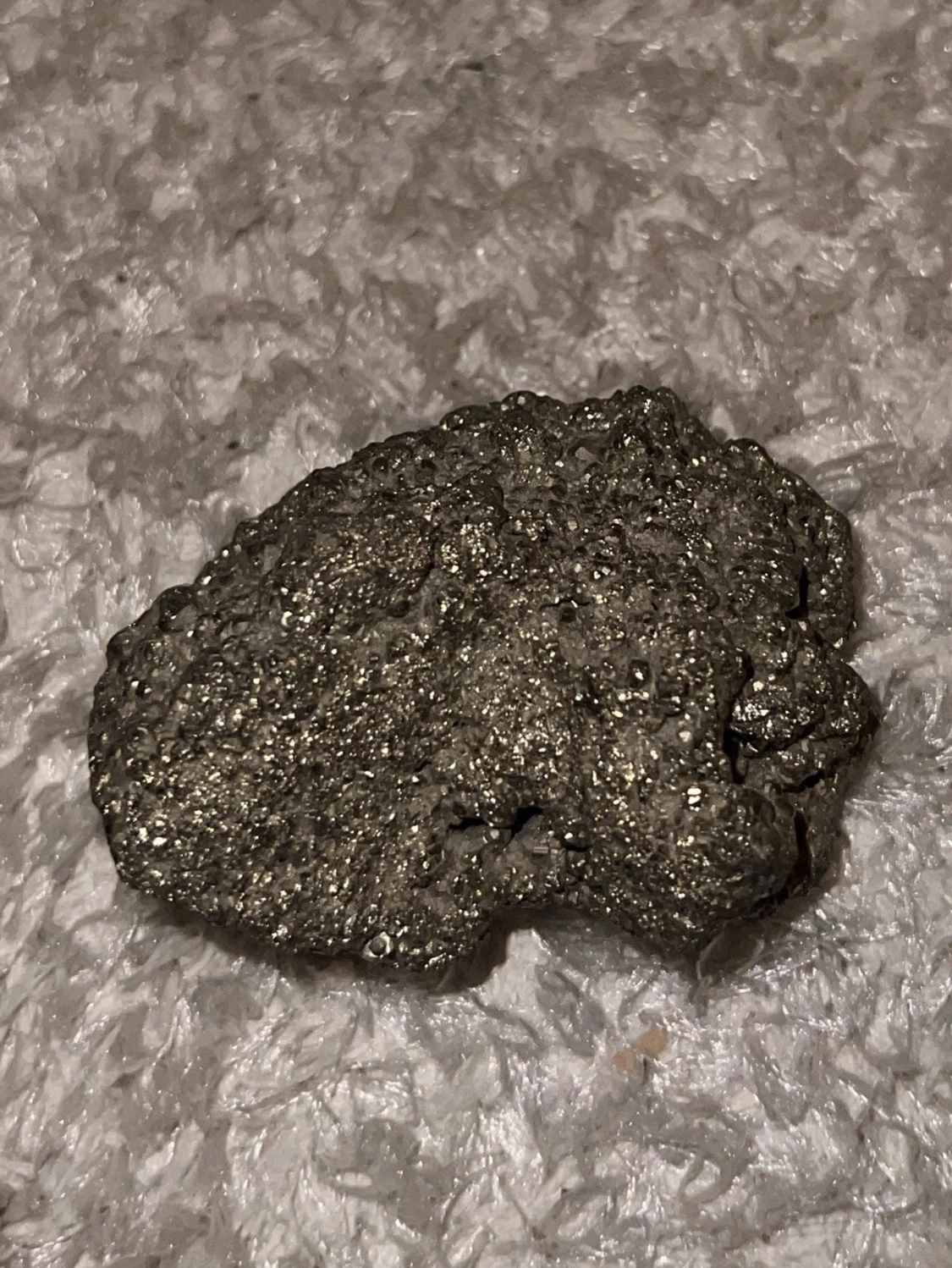 Glittrande pyritsten mineral