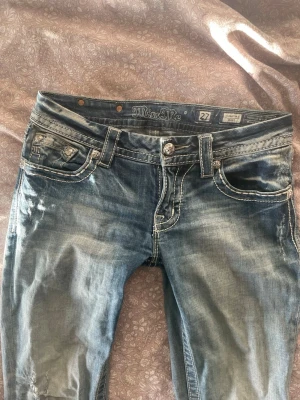 Miss Me bootcut jeans blå - Säljer ett par snygga blå bootcut jeans från Miss Me. Dem är lågmidjade och utsvängda nere vid benen.  Har knappt använt dem.
