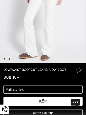 Vita bootcut jeans low waist - Snygga vita bootcut jeans med låg midja och utsvängda ben. Perfekta för dig som gillar en retroinspirerad look. Jeansen har klassisk femficksdesign och är tillverkade i ett mjukt denimtyg som sitter bekvämt hela dagen. I stl xs full dem e helt oanvända 