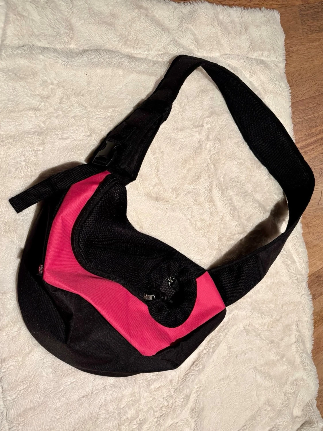 Svart och rosa axelväska för en liten hund eller en katt