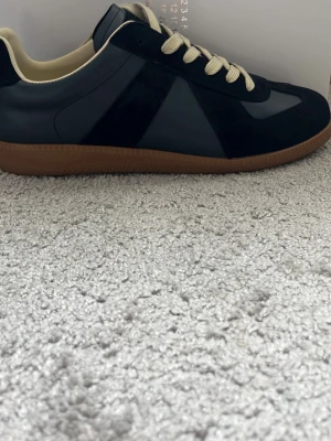 Mason margielas - Säljer dessa riktigt feta mason margielas, använda men är fortfarande i riktigt bra skick. Kom med ditt pris förslag, det står inte i sten!