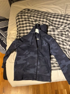 Mörkblå camo hoodie från Polo Ralph Lauren - Säljer denna Ralph hoodie i camo färg (mörkblå). De är en väldigt sällsynt hoodie och eftertraktad. Självklart äkta och i bra skick skulle säga 9/10. Storlek S. Pris 650 men ej hugget i sten.