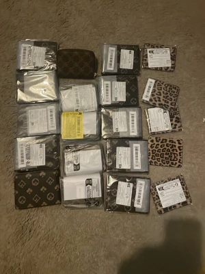 Fina plånböcker med dina mönster  - Riktigt bra skick och oöppnade, fina tryck på dom 