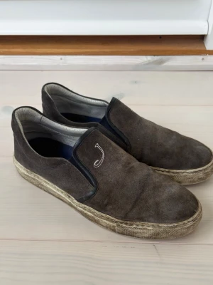 Jacob Cohen Slip Ons - Slip ons från Jacob Cohen, stl 41. Hyfsat skick, sulorna är endast smutsiga. Nypris ca 2500 kr, priset kan diskuteras!