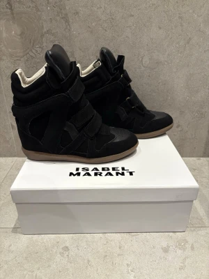 Svarta isabell Marant skor - Hejhej, säljer dessa isabell Marant skor i storlek 39, de är endast använda på ett kalas jag var på ett tag sedan och har inga defekter eller tecken på använda. Skorna är sitter jättebra på mig som har storlek 39. Klacken i skon gör att man blir ca 3-4 cm längre. De är köpta på isabell marants hemsida och har självklart kvitto som kan skickas vid intresse. Skriv gärna vid minsta fundering❤️❤️ Priset är inte fast så pruta på. Kan även skicka fler bilder om man vill ha det!❤️