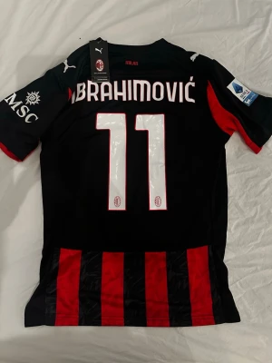 AC Milan hemmatröja, Ibrahimović -  AC Milan hemmatröja från Puma med Ibrahimović och nummer 11 på ryggen. Tröjan är helt ny och har serie A loggan på axeln.  