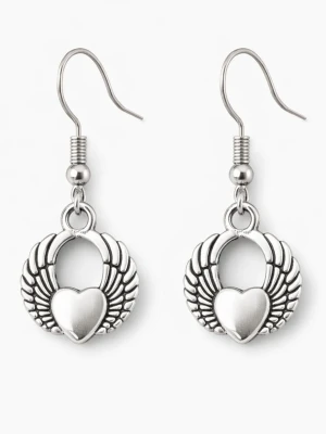 Silverörhängen med hjärta och vingar - Snygga örhängen i rostfritt stål med ett hjärta i mitten och detaljerade vingar runt om. De har en klassisk krok och en cool, silvrig finish som passar till många olika stilar. Perfekta för dig som gillar smycken med symboliska motiv.