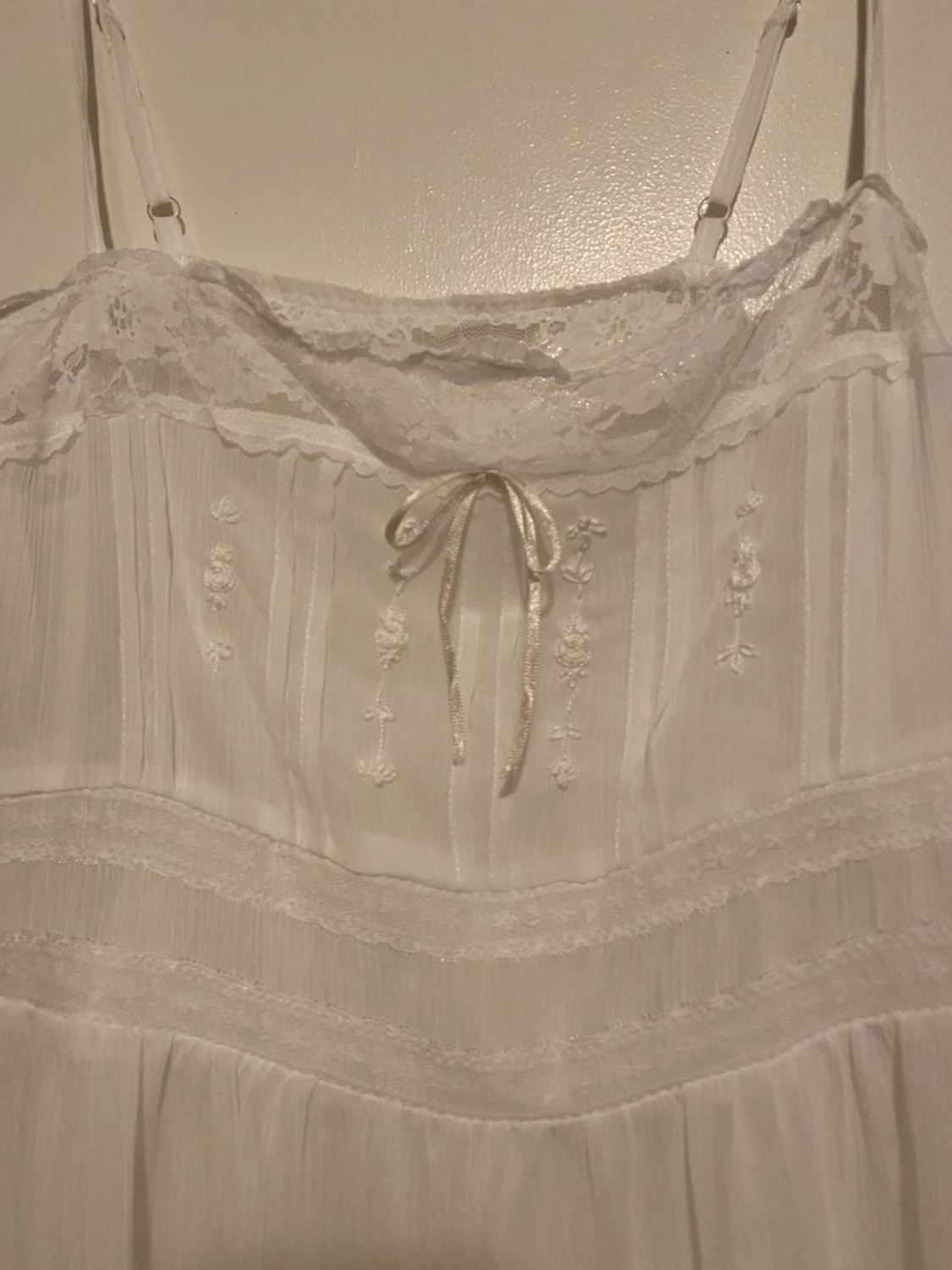 Vit klänning med spets och broderi💕 - 1