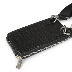 Svart plånbok från Givenchy - Snygg svart plånbok från Givenchy i glansigt läder med präglat geometriskt mönster. Plånboken har silverfärgade metalldetaljer, dragkedja runtom och en bred axelrem med Givenchy-logga. Perfekt för dig som vill ha både stil och funktion. Ny pris kostar denna mig 13000