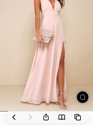 Ljusrosa långklänning med slits - Säljer denna jättefina ljusrosa klänningen från lulus! Perfekt för dig som ska gå balen i år!🩷Köpte denna till min bal, men användes tyvärr aldrig eftersom den var för stor och lång för mig! Jag är 165 för referens! Klänningen är i storlek S och har prislapparna kvar!  Pris kan diskuteras & hör av er vid frågor, kan även ta en bild i bättre ljus om det önskas🩷 Nypris: ca 1200kr