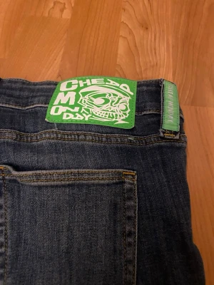 Cheap monday jeans - Säljer ett par väldigt fina blå cheap monday jeans. De är bootcut och low waist. Superbra skick och är inte mycket änvända (inga synliga tecken på användning). Innerbenslängden är 83 cm och midjemåttet är 39/40 cm (se bild)💞