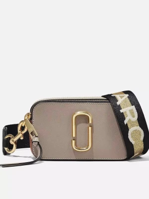 Marc Jacobs The Snapshot Cross-Body Bag - Säljer min superfina Marc Jacobs väska då den inte kommer till användning. I väldigt fint skick, ända slitaget skulle vara att den blivit lite repig vid själva guldmärket men inget som man märker av.  Är köpt på Nelly men har tyvärr inget kvitto.