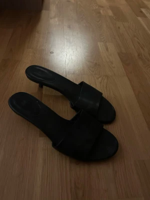 Svarta slip-in sandaler med låg klack - Klackskor, lite slitna men fungerar bra ändå, storlek 39, från hm, 4,5 cm klack 