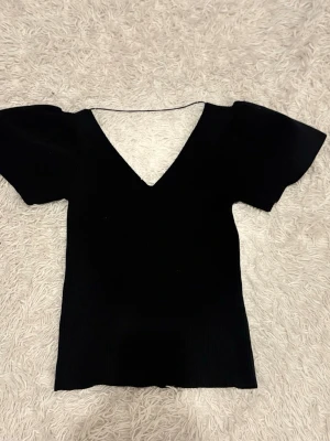 Vero Moda Topp - En jätte söt topp från Vero Moda som inte säljs längre. Den är i nyskick då jag aldrig använt den. Den är jätte fin med lite ribbat på. Den är vringad. Storlek S men passar xs-M då den är väldigt stretchig men sitter figurformat.