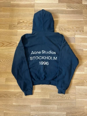 Acne Studios Hoodie - Acne Studios hoodie i svart. Helt ny med tags kvar. Riktigt clean hoodie som är enkel att matcha med allt – funkar lika bra med jeans, cargos eller tracksuit. Perfekt för vardag och lager-på-lager utan att det blir fel. Sitter bra och ger en stilren look utan att man behöver tänka för mycket. Skick 10/10.                                               Vid fler frågor skriv gärna privat!                                Priset är förhandlingsbart.