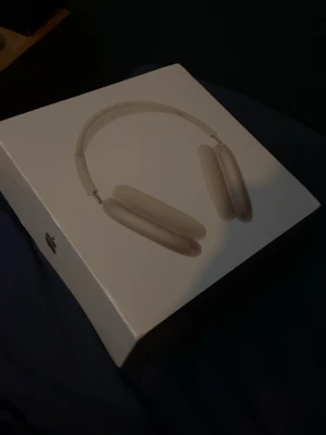 Apple AirPods Max hörlurar silver - Säljer ett par Apple AirPods Max i färgen silver. Over-ear design med mjuka öronkuddar och justerbart huvudband i metall och mesh. Trådlösa hörlurar med USB-C, perfekt för musik, film och gaming. Levereras i originalförpackning.
