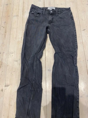 Svarta raka jeans från hm - Vanliga svarat byxor från hm. Ganska baggy men ändå regular. Använd 1 gång