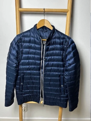 Herno jacka  - Jacka | Herno | Mörkblå | Kan göras om till väst genom att ta av ärmarna, syns inte | Nypris 3999