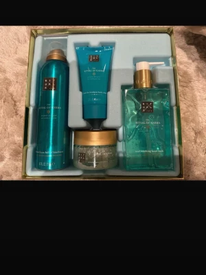 Rituals The Ritual of Karma presentbox - Lyxig presentbox från Rituals med serien The Ritual of Karma. Innehåller duschskum, kroppsskrubb, handtvål och bodylotion i turkosa och guldiga förpackningar. Perfekt för dig som vill unna dig en komplett hudvårdsrutin med fräsch doft.