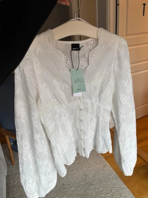 Blus Gina Tricot - Balloon sleeve blouse från Ginatricot i storlek S, nyskick med lappar kvar.🩷