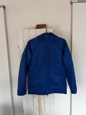 Houdini Dunfri jacka - Säljer nu min Houdini Dunfri jacka då jag rensar lite bland mina jackor. Den är köpt i december 2025 och knappt använd ( ca 2-4 gånger), så den är så gott som ny. Storlek S men sitter mer som en M