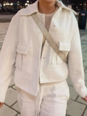 Vit vår jacka - Super fin kort vit kappa/jacka ifrån Ginatricot i storlek S🤍 Något nopprig men ingenting man ser eller tänker på!