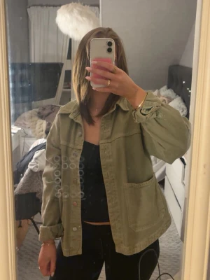 Zara jeansjacka  - Jätte fin och populär jeansjacka från Zara. Säljs då den inte kommer till användning längre. Finns en liten färgskillnad längst fram på ärmen då jag haft ärmarna uppvikta, syns på bild 3. Storlek S, pris går att diskutera💗