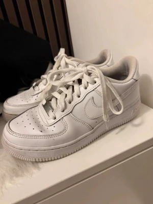 Nike Air Force 1  - Säljer Nike air force 1s i storlek 37,5. Om man vill att jag gör rent skorna så kan jag göra det så gott jag kan om man skulle vela det. Obs priset ej hugget i sten.