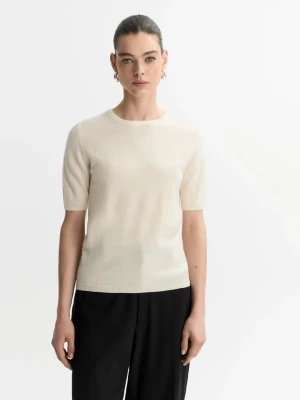 Beige stickad t-shirt från Soft Goat i 100% cashmere  - Säljer en beige stickad t-shirt från Soft Goat i mjuk kashmir. Tröjan har korta ärmar, rund halsringning och ribbade kanter. Inköpt 2025 för 2 450kr, väldigt fint skick då den endast är använd varsamt vid få tillfällen! Vid frågor är det bara att höra av sig! ❣️