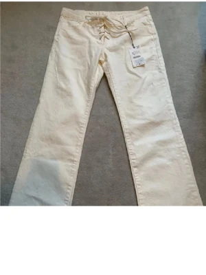 Zara jeans med snöre   - Säljer dessa vita jeans från Zara med snören. Super fin passform hyfsat nytt skick 