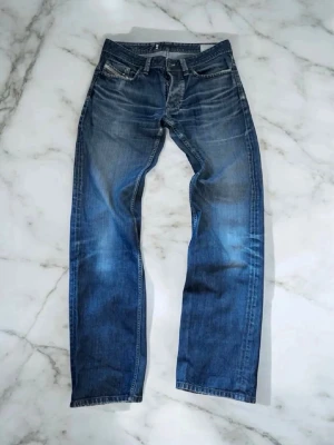 Diesel jeans  - Säljer ett par riktigt schyssta diesel jeans IN rak passform i storlek 29 / 32. originalet, säger 32 / 34 men jag skulle säga att de passar bättre som tidigare angivna storlekar. Hör av dig vid fundering och jag fraktar alltid inom 24 timmar! Pris kan diskuteras ett snabb affär😊