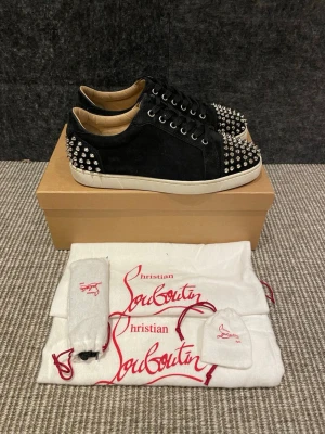 Christian louboutin skor - Hej! Säljer nu dessa svin snygga Loubs skor. Skorna är i grymt skick! Begränsat antal boxar och dustbags. Hör av dig vid frågor.