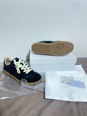 Svarta Maison Margiela skor  - Helt nya svarta Maison Margiela-skor, oanvända och i toppskick. Storlek [43]. Säljes för [3499]. Hör av dig om du vill ha fler bilder eller mer info!🥂 