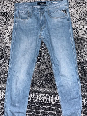 Replay jeans  - Säljer ett par  jeans från Replay i modellen Anbass. Jeansen har klassisk femficksdesign, raka ben för en avslappnad look. Perfekta till sneakers och hoodie för en chill stil. Däremot är det ett pyttelitet hål på baksidan, men som knappt syns. Pris kan absolut diskuteras 😇